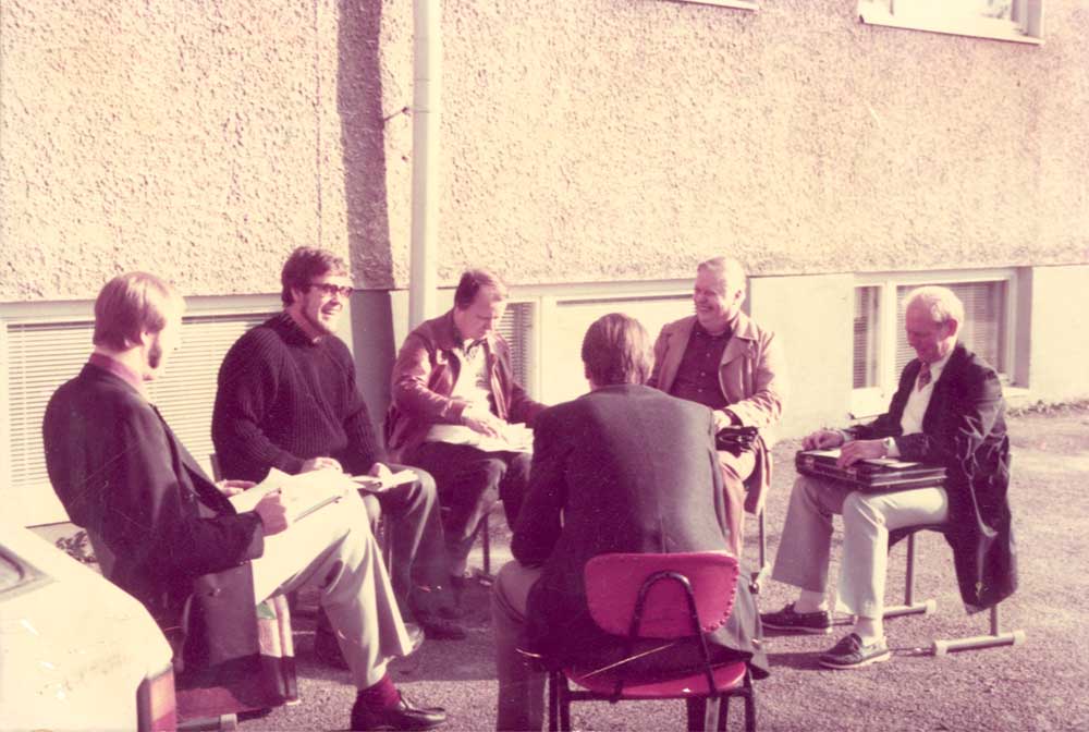 Klaus Jarvinen ja opettajien ydinviisikko Ogelin pihalla 1980 vaihde