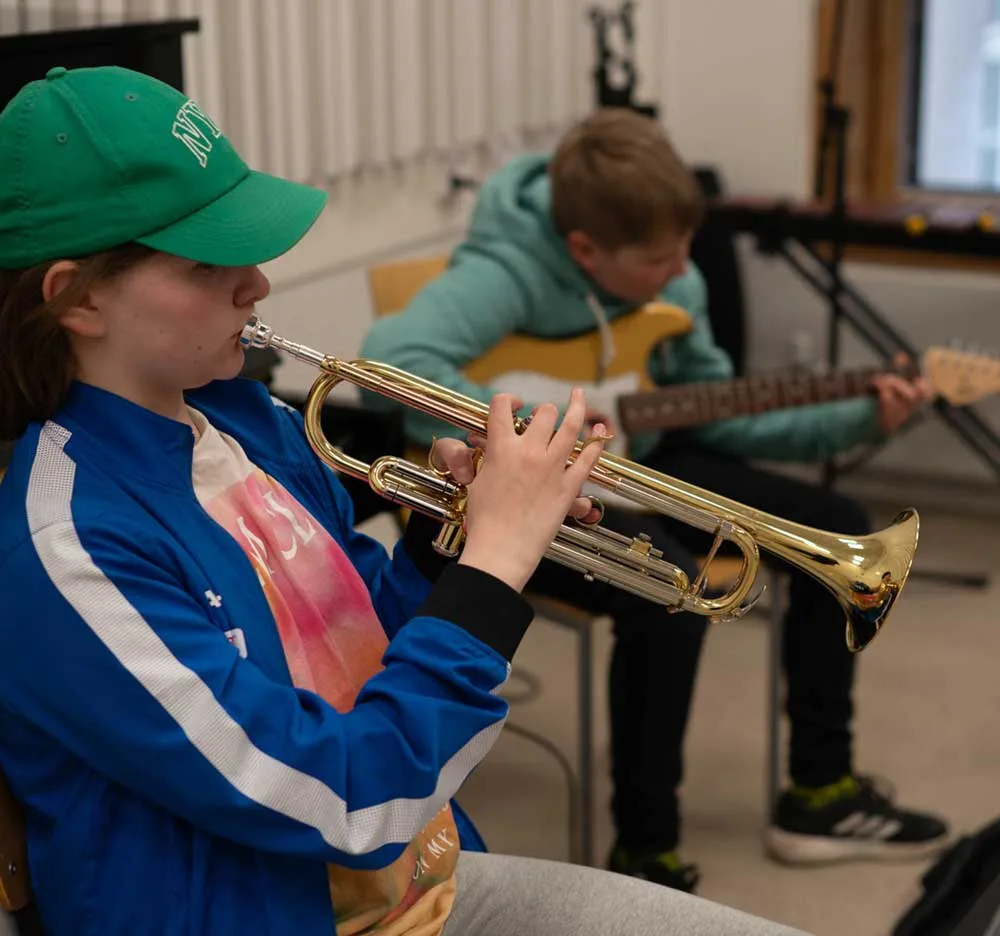 Popjazz-bandipaja Pop & Jazz Konservatorio bändipajan oppilaat harjoittelemassa