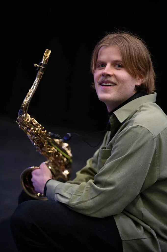 muusikko-mies Pop & Jazz Konservatorion muusikko-opiskelija
