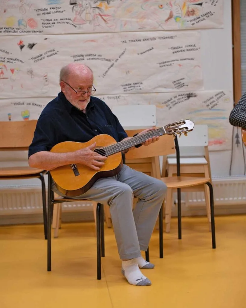 seniorimuskari_mies Pop & Jazz Konservatorio aikuismuskarissa soitetaan kitaraa