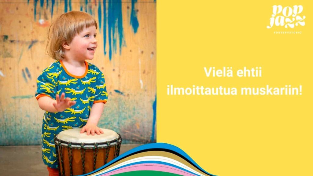Lapsi soittaa djembeä.